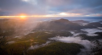 白天有雾的山